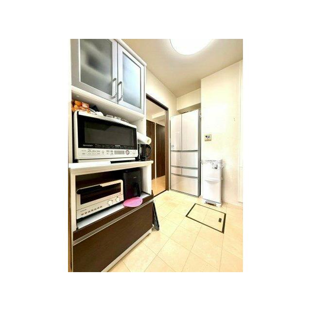 電子レンジや家電をすっきり配置できる造作収納。生活感を抑えつつ、スタイリッシュに整ったキッチンスペー