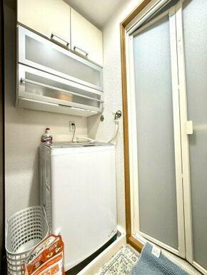 洗濯機上には便利な吊戸棚を配置。洗剤やタオルなどがすっきり収まる、実用性に優れたランドリースペース