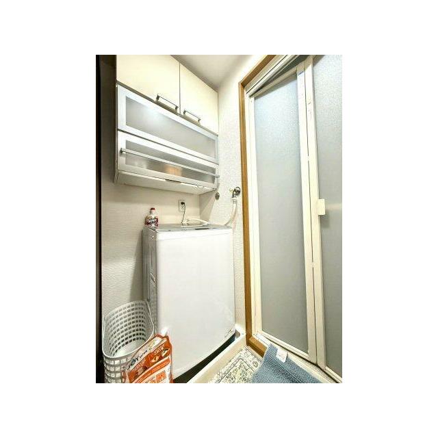 洗濯機上には便利な吊戸棚を配置。洗剤やタオルなどがすっきり収まる、実用性に優れたランドリースペース