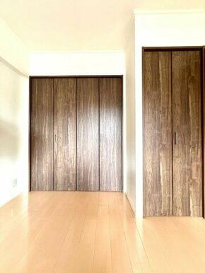 重厚感あるブラウンの建具が上質な印象を与える洋室。豊富な収納を備え、主寝室としても心地よくお使いいた