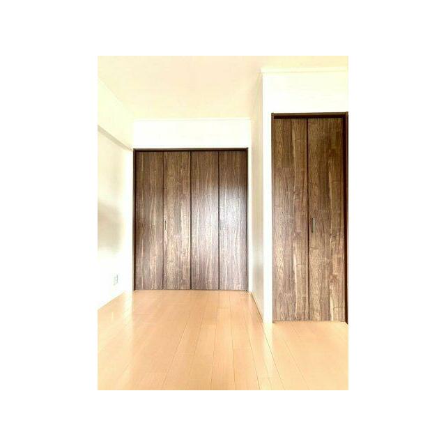 重厚感あるブラウンの建具が上質な印象を与える洋室。豊富な収納を備え、主寝室としても心地よくお使いいた