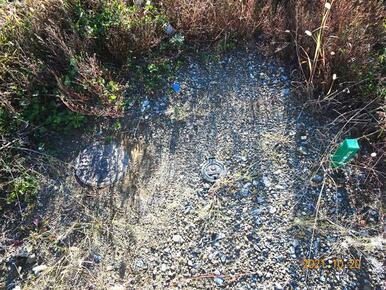 整形敷地内に、上水道給水管（止水栓）／下水道汚水管／都市ガス管引込み済