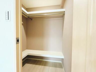 「西側洋室」ウォークインクローゼット付きです。