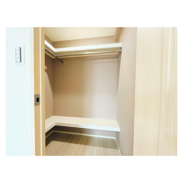 「西側洋室」ウォークインクローゼット付きです。