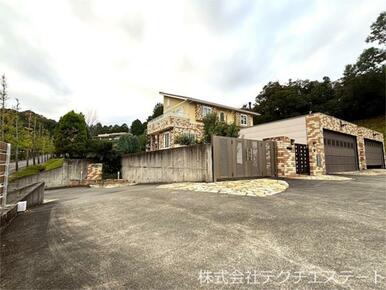 木造かわら・ソーラ－パネルぶき２階建