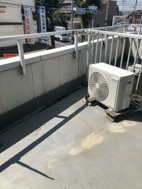 暖かな日差しのふりそそぐバルコニー