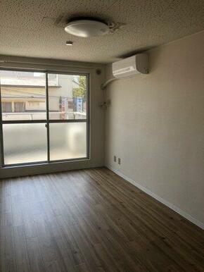 広くて明るい寝室