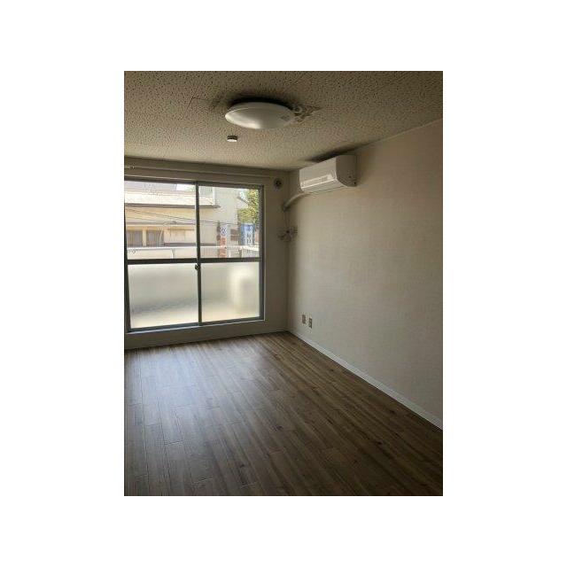 広くて明るい寝室