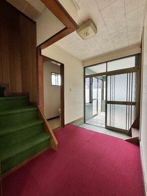 玄関タイルカーペットも敷いております。