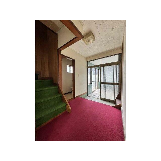 玄関タイルカーペットも敷いております。