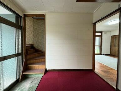 玄関横に中二階への入口があります。