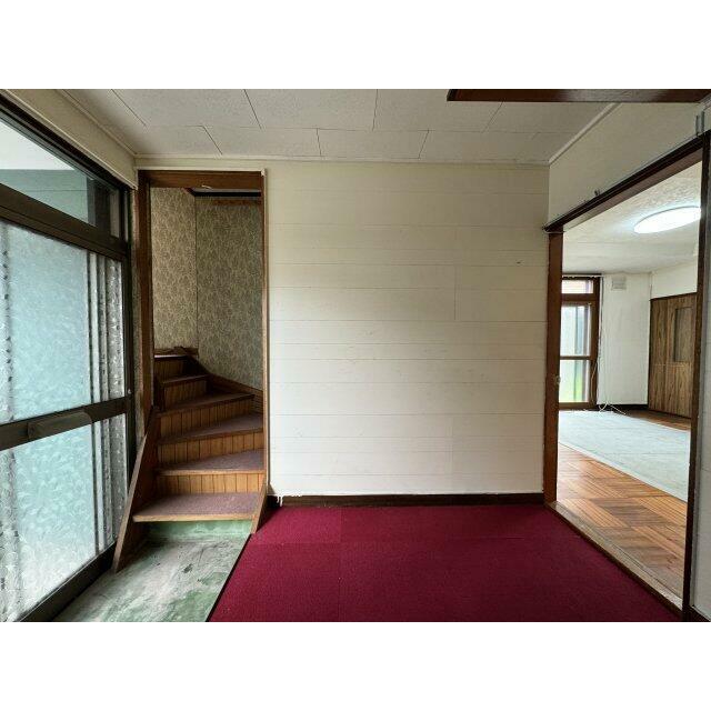 玄関横に中二階への入口があります。