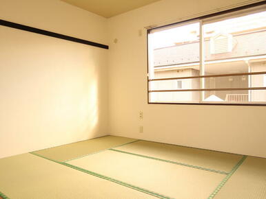 明るい6帖和室は寝室にいかがでしょうか！