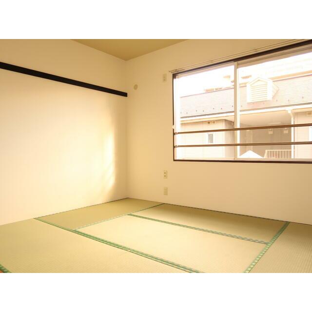 明るい6帖和室は寝室にいかがでしょうか！