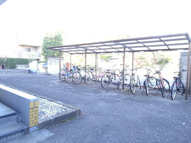 自転車置き場は敷地内に設備、お出かけの際にも便利です。
