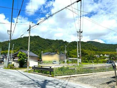 前面道路より天橋立ケーブルカー・リフト傘松駅、傘松展望台アマテラスを望む