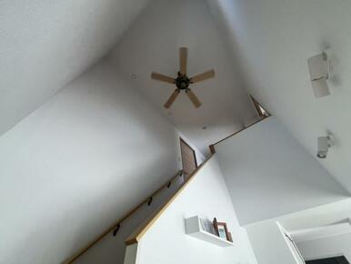 玄リビング上部は吹抜になっており開放的です♪