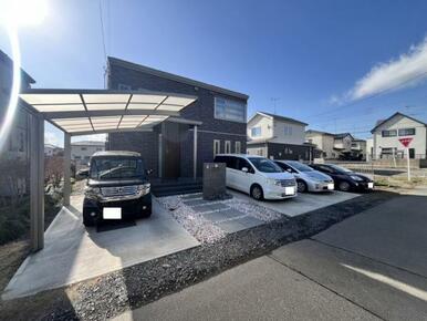 カースペース4台！並列駐車もできます！悪天候でも車の乗り降りが楽々！カーポートつきです＾＾