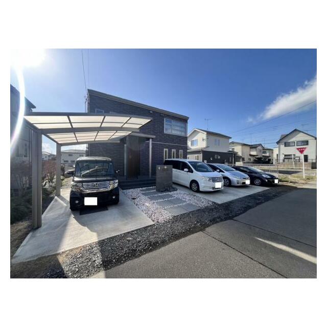 カースペース4台！並列駐車もできます！悪天候でも車の乗り降りが楽々！カーポートつきです＾＾