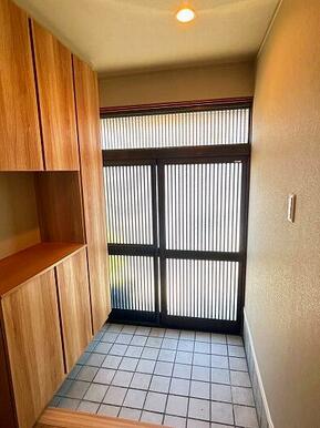 「玄関」廊下から土間を見渡したお写真です。