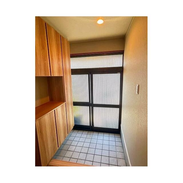 「玄関」廊下から土間を見渡したお写真です。