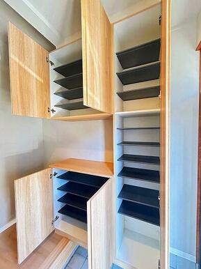 「玄関」たくさん収納できるシューズボックスがございます。