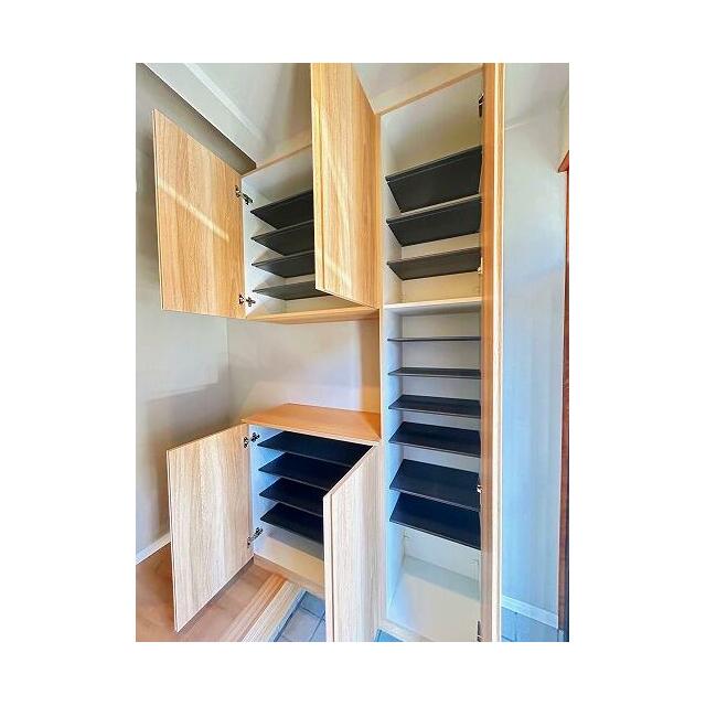 「玄関」たくさん収納できるシューズボックスがございます。