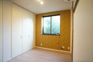 【洋室４．５帖】各洋室エアコン、収納棚付き