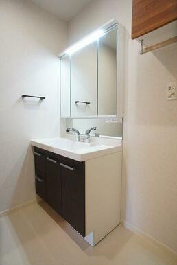 【洗面室】三面鏡タイプの洗面化粧台