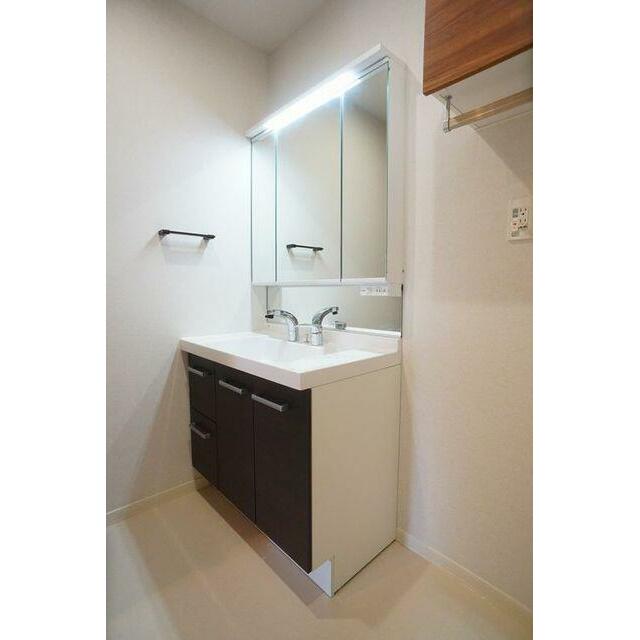 【洗面室】三面鏡タイプの洗面化粧台