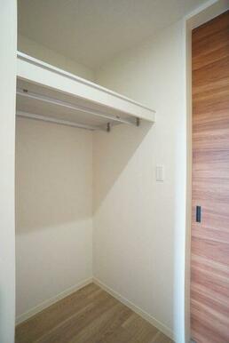 【ＷＩＣ】洋服をかけたまま収納できるハンガーポール付き