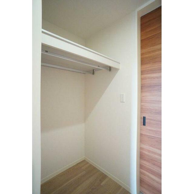 【ＷＩＣ】洋服をかけたまま収納できるハンガーポール付き