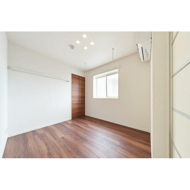 洋室５．１帖　天井高まであるたっぷり収納量のクローゼット
