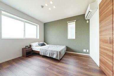 洋室６．１帖　こちらのお部屋は角部屋ならではの２つの窓から光を取り入れる事ができます。※家具付きで…
