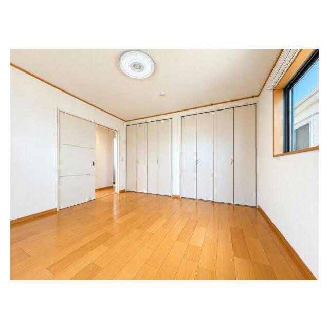 木の温もりが優しいフローリングの収納スペース付き洋室です。