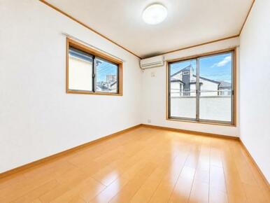 洋室は、風通しが良く明るく快適な空間です。ゆったりと読書など、趣味にも没頭できプライベート時間もお寛