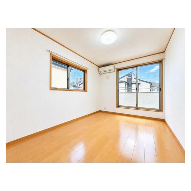 洋室は、風通しが良く明るく快適な空間です。ゆったりと読書など、趣味にも没頭できプライベート時間もお寛