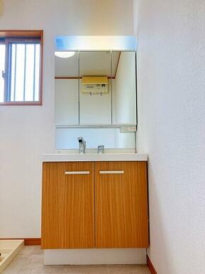 【洗面所】3面鏡の洗面台です。クリーニング済みです。