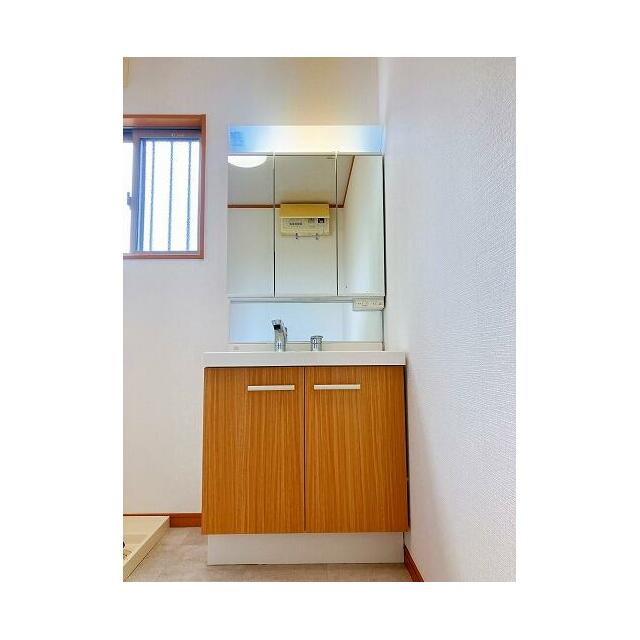 【洗面所】3面鏡の洗面台です。クリーニング済みです。