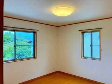 【2F北東洋室】約８帖のお部屋です。2面採光で日当たり良好です。