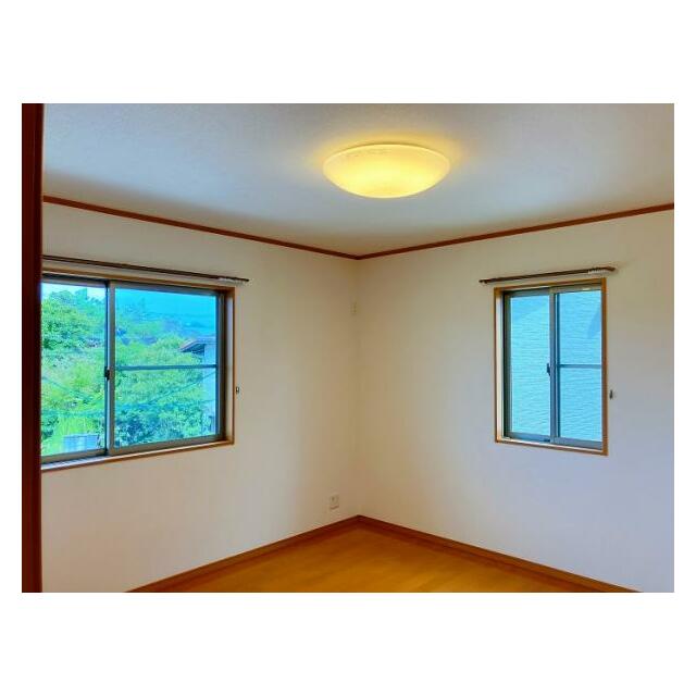 【2F北東洋室】約８帖のお部屋です。2面採光で日当たり良好です。