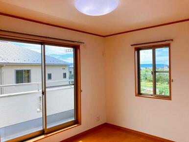 【2階南西側洋室】約6帖のお部屋です。カーテンレール付きです。