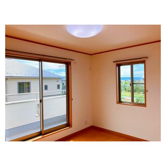 【2階南西側洋室】約6帖のお部屋です。カーテンレール付きです。