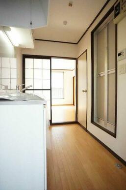 ■玄関より室内