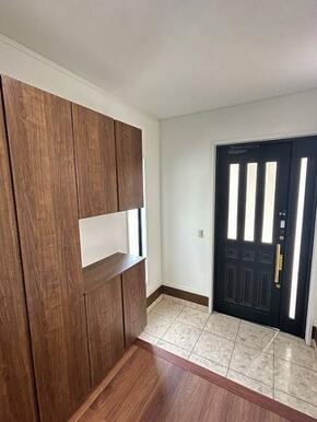 「玄関」廊下から玄関を見渡したお写真です。