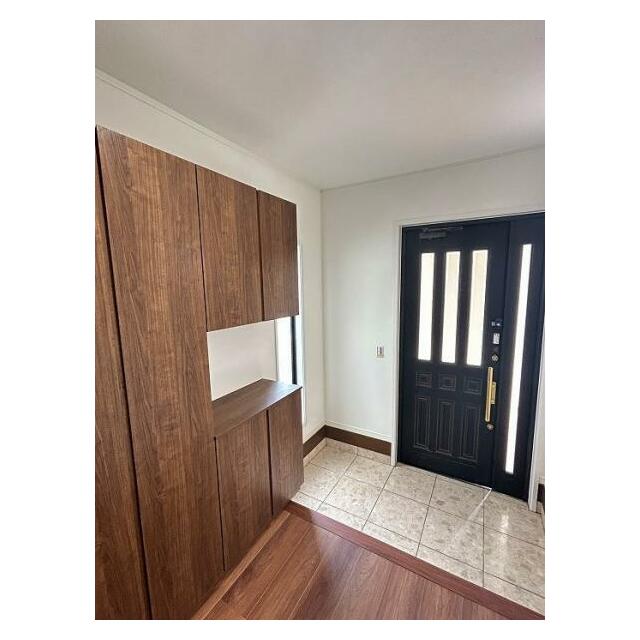 「玄関」廊下から玄関を見渡したお写真です。