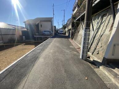 子供の為に交通量が少ない安心・安全な立地、有効な道路幅員は４ｍ以上のため開放感がある♪