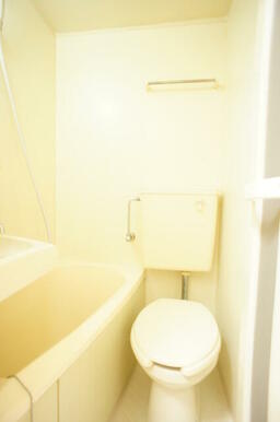 シャワー派には使いやすいユニットバス☆浴槽も設置済み！