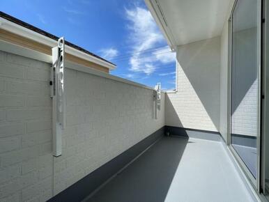 バルコニーは洗濯物や布団が干せる十分な広さです＾＾