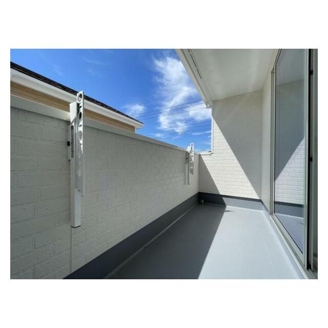 バルコニーは洗濯物や布団が干せる十分な広さです＾＾